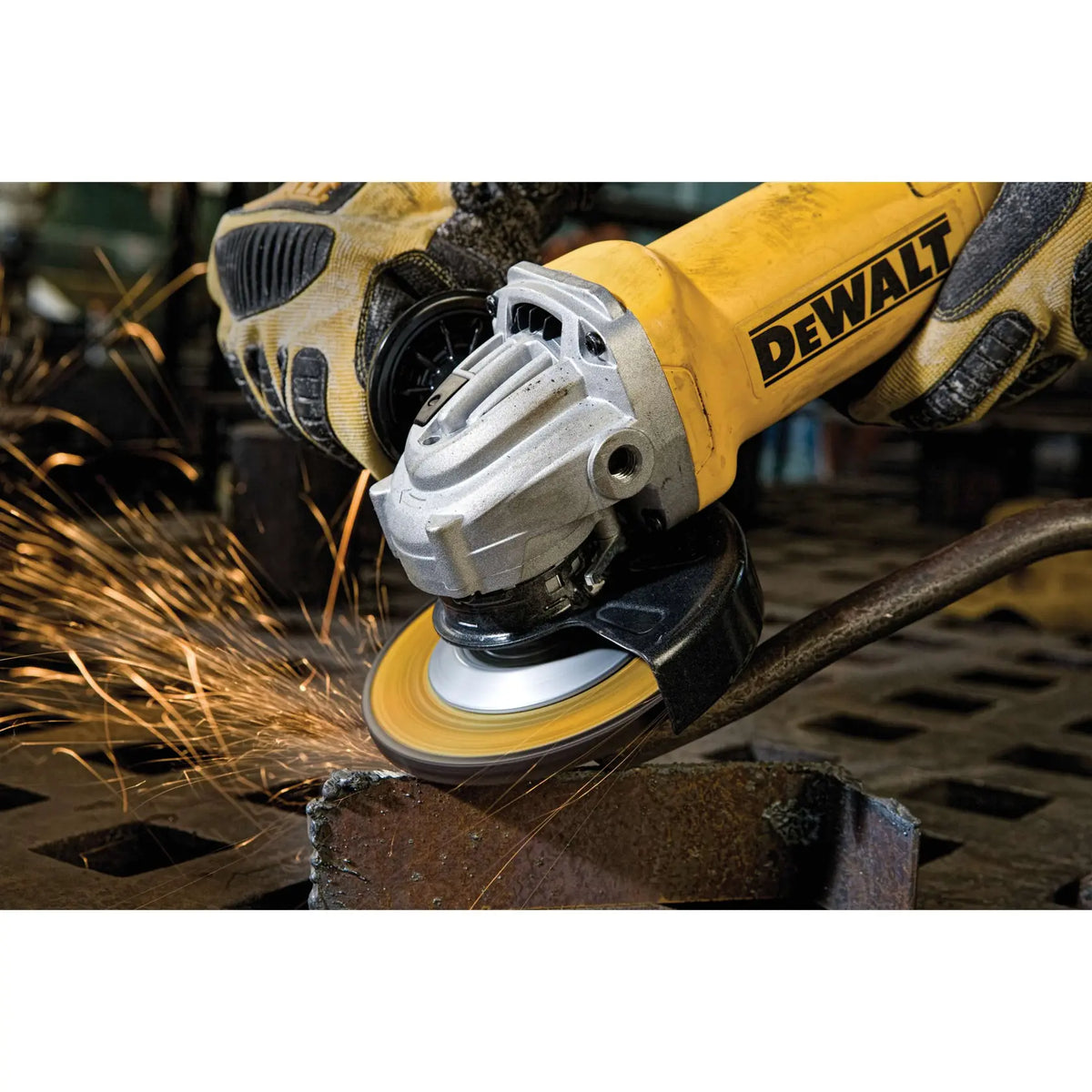 Esmeriladora DEWALT DWE4212-B3 en uso generando chispas