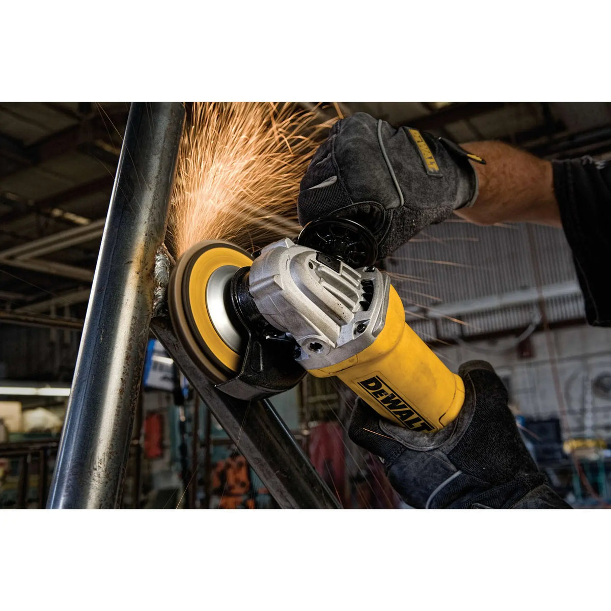 Esmeriladora DEWALT DWE4212-B3 usada en tubería metálica