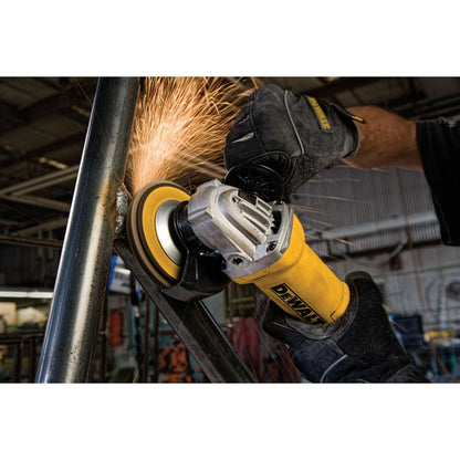 Esmeriladora DEWALT DWE4212-B3 usada en tubería metálica
