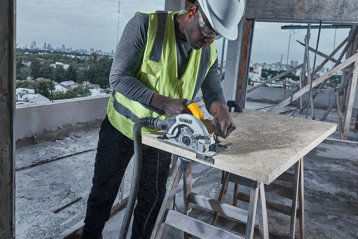 DEWALT sierra circular DWE5615-B3 en uso en obra