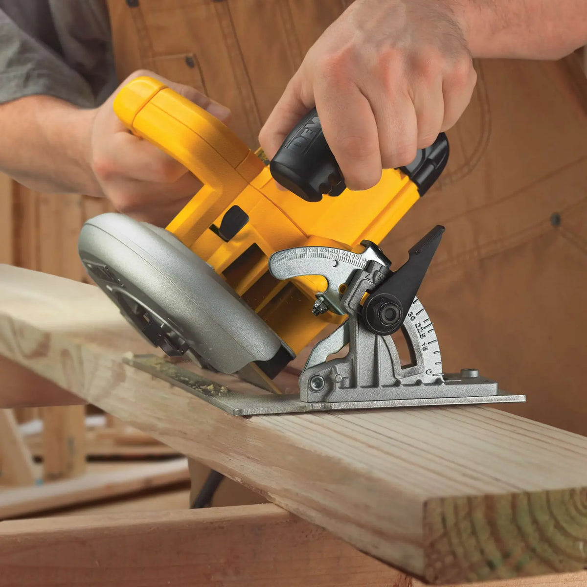 DEWALT sierra circular DWE575-B3 en uso corte en angulo
