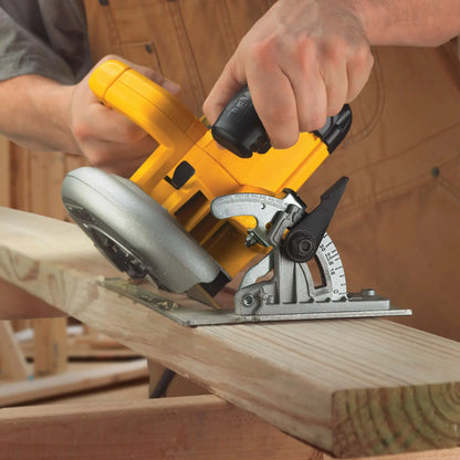 DEWALT sierra circular DWE575-B3 en uso corte en angulo