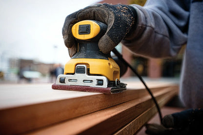 Lijadora DEWALT DWE6411-B3 lijando superficie de madera