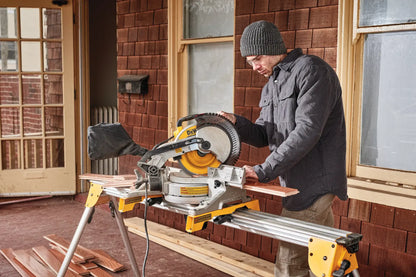 DEWALT DWS713 en uso cortando tablas de madera sobre soporte