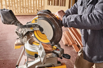 DEWALT DWS713 en uso cortando una pieza de madera en banco de trabajo
