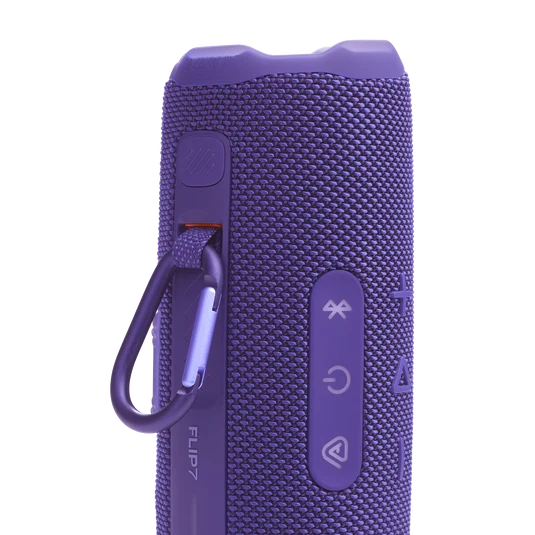 Parlante JBL Flip 7 color púrpura, detalle del mosquetón PushLock