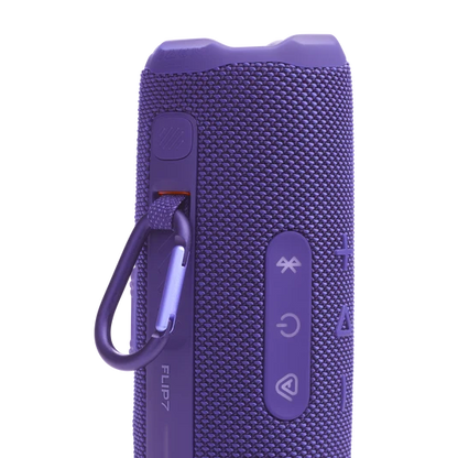Parlante JBL Flip 7 color púrpura, detalle del mosquetón PushLock