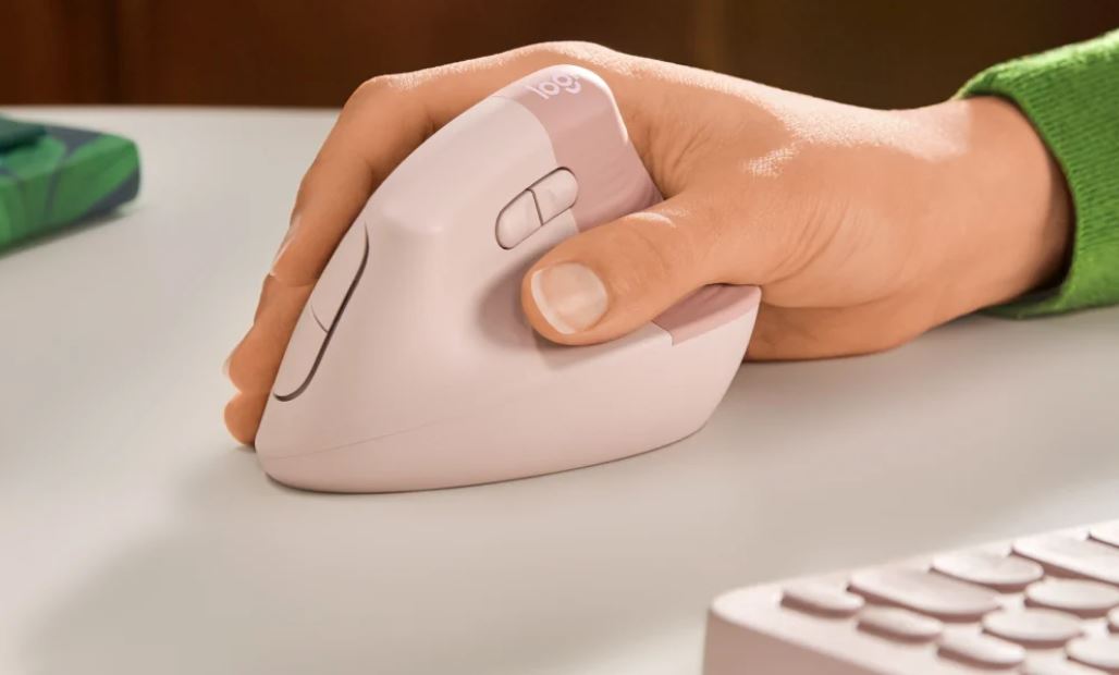 Mouse Logitech Lift vista inferior con sensor óptico y compartimento