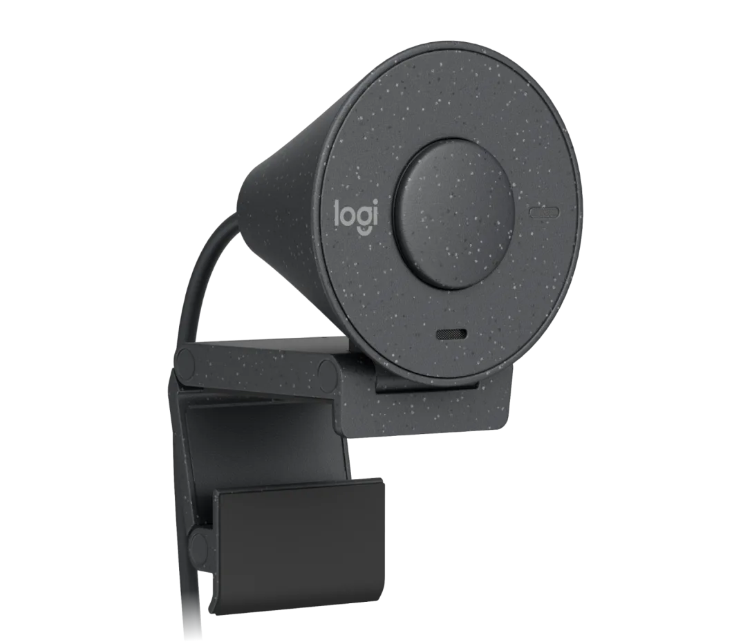 Logitech Brio 300 montada en monitor mostrando su diseño compacto