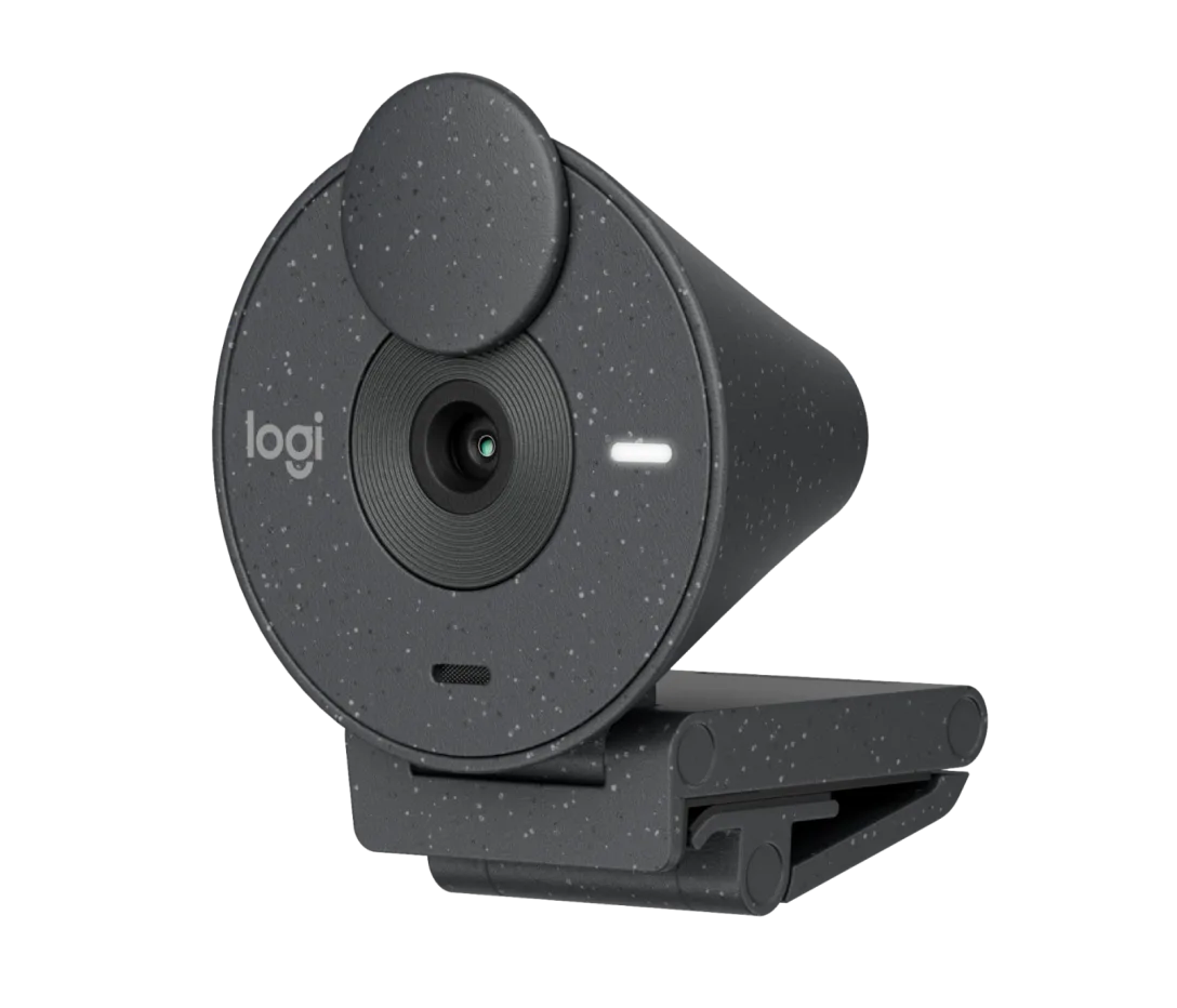 Cámara Logitech Brio 300 en ángulo superior mostrando lente y micrófono