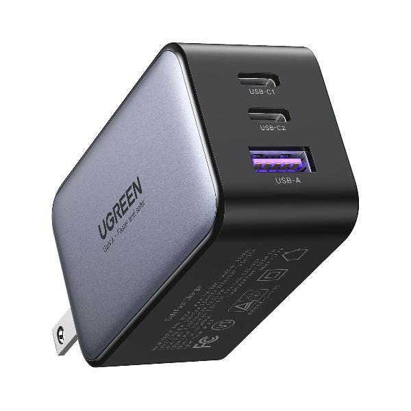 Puertos del cargador UGREEN CD244: 2 USB-C y 1 USB-A de cerca