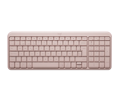 Vista posterior del teclado Logitech K250 con compartimento de pilas