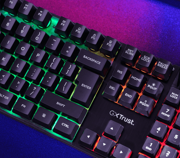 Vista lateral del teclado gaming Trust GXT 835 mostrando perfil de teclas y grosor
