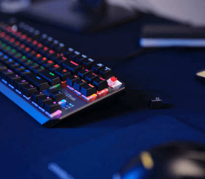 Vista trasera del teclado Trust GXT 834 mostrando cable USB y patas ajustables