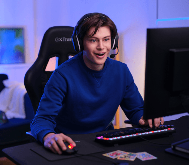 Trust GXT 834 Callaz en escritorio gaming mostrando diseño TKL compacto sin teclado numérico