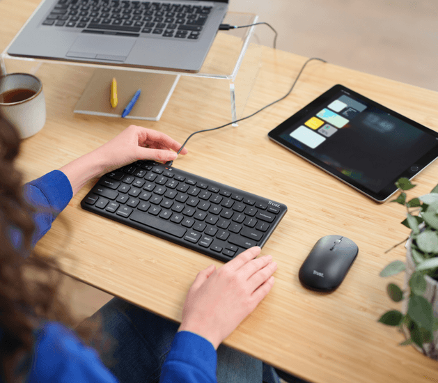 Teclado Trust Lyra con patas de goma extendidas en diferentes niveles