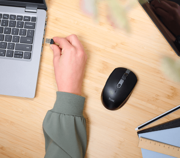 Mouse Trust Ozaa vista inferior con sensor y compartimento