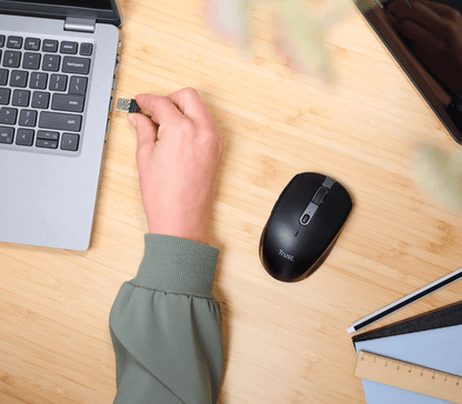 Mouse Trust Ozaa vista inferior con sensor y compartimento