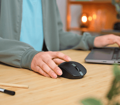 Mouse Trust Ozaa vista trasera con logo y sensor óptico