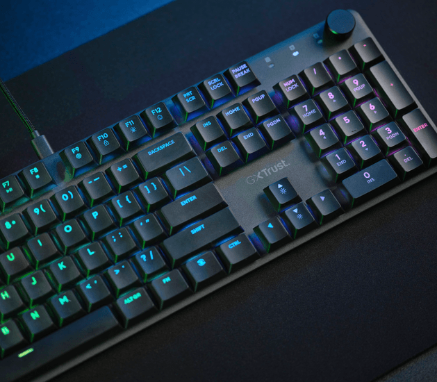 Vista frontal del teclado gaming Trust GXT 866 con teclas de perfil bajo