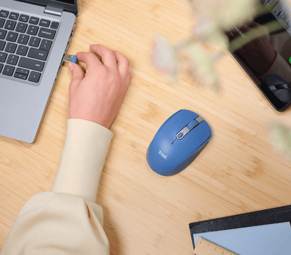 Mouse Trust Ozaa inalámbrico vista de tres cuartos mostrando acabado azul