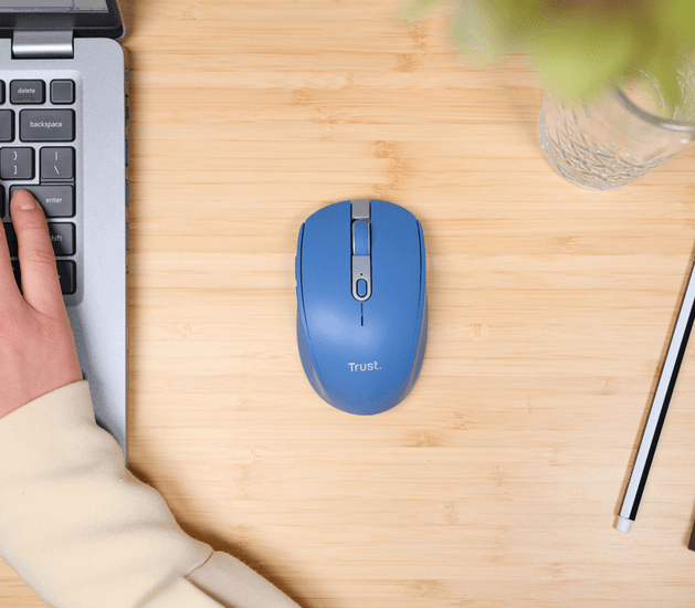 Mouse Trust Ozaa compacto azul vista lateral derecha con sensor óptico