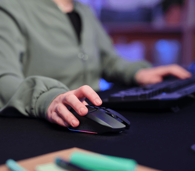 Vista diagonal mouse Trust GXT 110 Felox mostrando diseño ergonómico gaming