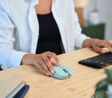 Mouse Trust Mydo verde inalámbrico vista lateral derecha con receptor USB