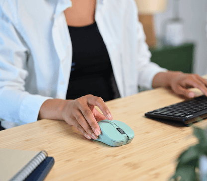 Mouse Trust Mydo verde inalámbrico vista lateral derecha con receptor USB