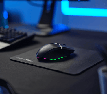 Vista lateral del mouse Trust Gaming GXT 112 mostrando diseño ergonómico y botones laterales