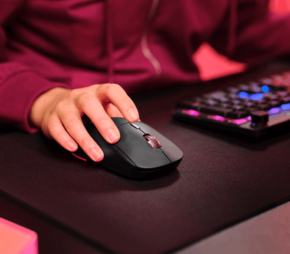 Mouse Trust GXT 927 Redex+ en acción sobre mousepad gaming con iluminación