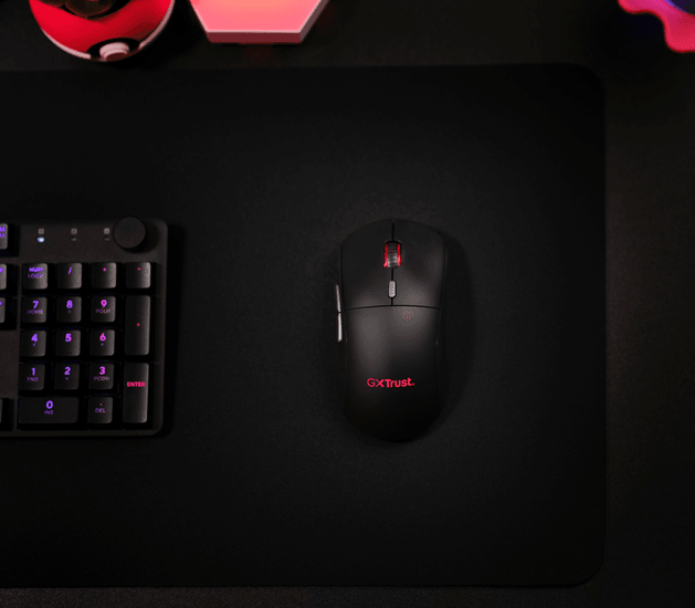 Vista diagonal del mouse gaming Trust GXT 927 Redex+ con efectos RGB encendidos