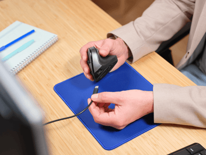 Mouse Trust Bayo II ergonómico vista lateral izquierda con reposapulgar