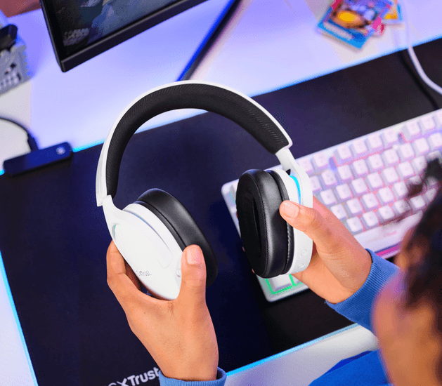 Auriculares Trust GXT 491W gaming blancos vista lateral derecha