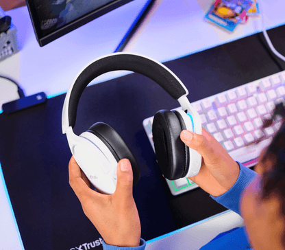 Auriculares Trust GXT 491W gaming blancos vista lateral derecha