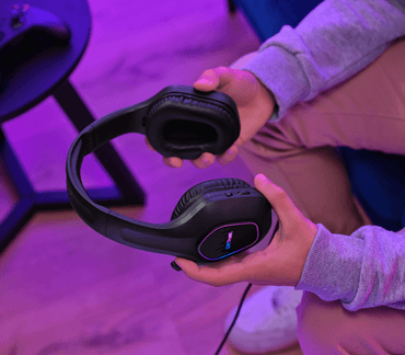 Auriculares gaming Trust GXT 416 vista lateral izquierda con micrófono plegable