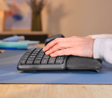 Vista frontal teclado Trust Keyra ergonómico con reposamuñecas acolchado