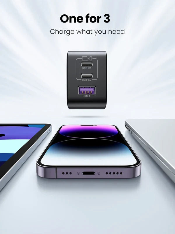 Puertos de carga del UGREEN X755 - 2 USB-C y 1 USB-A para carga simultánea de 3 dispositivos